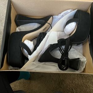 Fashion Nova Black Heels with Sleek Design